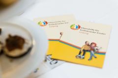 flyer elternhilfe auf tisch